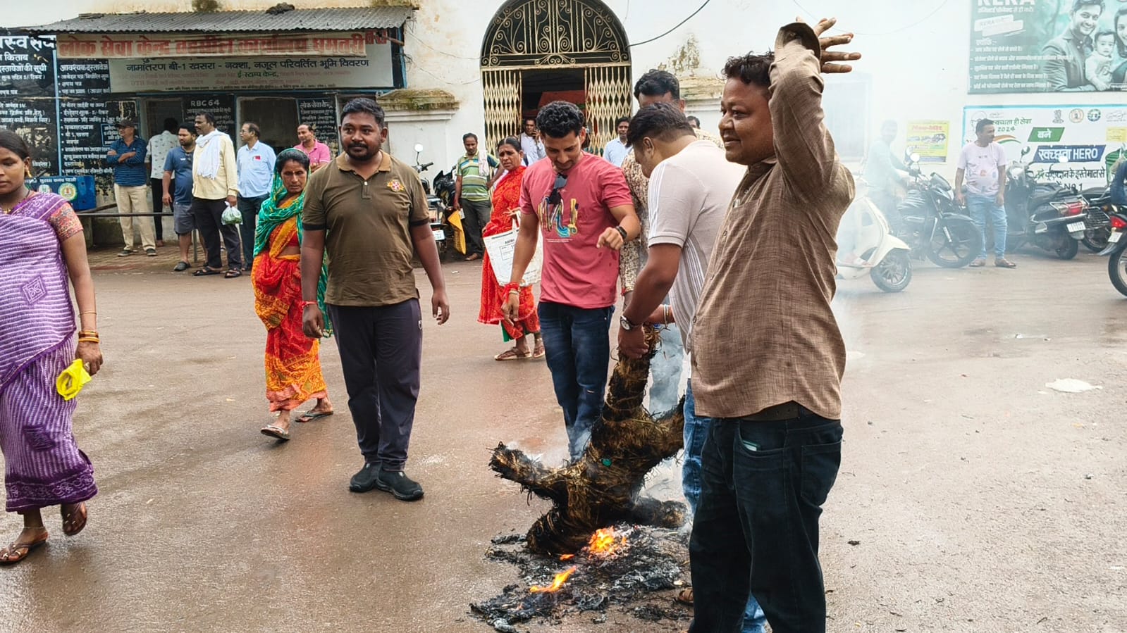 सीएम का पुतला जलाते हुए कांग्रेसी।