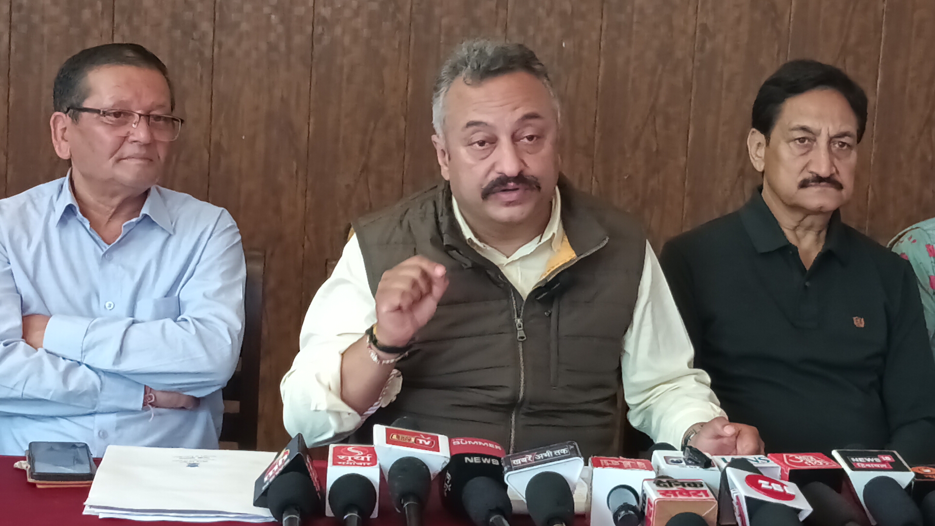 मंडी के सुंदरनगर में पत्रकारों से बात करते हुए शिक्षामंत्री रोहित ठाकुर।