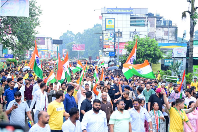 तिरंगा यात्रा में उमड़े देहरादूनवासी