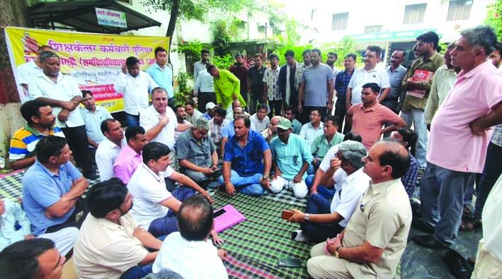 धरना देते कर्मचारी