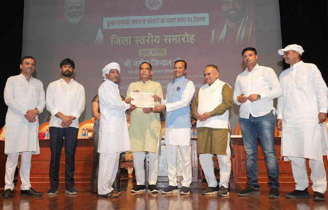 सोनीपत:  सांसद नवीन जिंदल व प्रदेशाध्यक्ष मोहन लाल बडौली प्रजापत समाज को प्रमाण देते हुए
