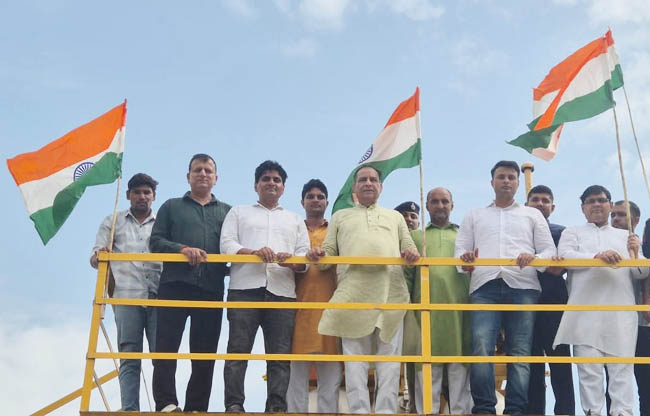 सोनीपत: भाजपा प्रदेशाध्यक्ष मोहनलाल बड़ौली जीटी रोड़ स्थित अपने कार्यालय पर तिरंगा फहराते