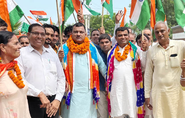 सोनीपत: गांव   गंगाना में निकाली गई तिरंगा यात्रा की अगवाई करते हुए बिजेंद्र मलिक, प्रदीप सांगवान