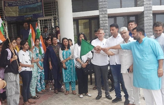 सोनीपत:  भाजपा जिला अध्यक्ष अशोक भारद्वाज तिरंगा यात्रा को हरी झंडी दिखाते हुए