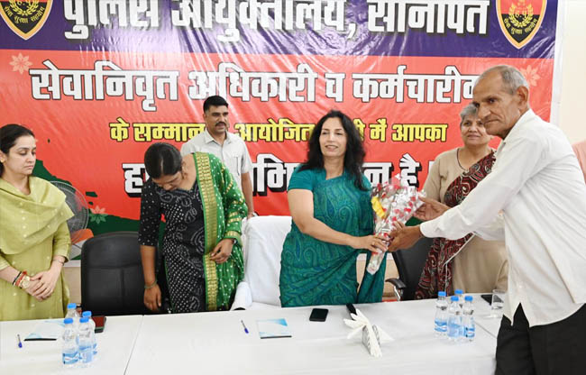 सोनीपत: पुलिस आयुक्त ममता सिंह का रिटायर्ड पुलिस कर्मी का स्वागत करते हुए
