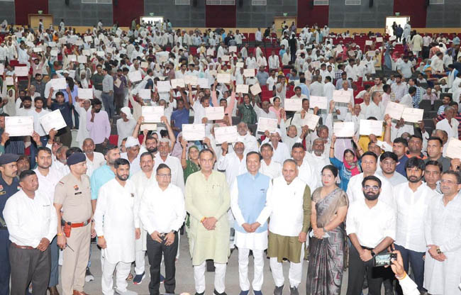 सोनीपत:सांसद नवीन जिंदल व प्रदेशाध्यक्ष मोहन लाल बडौली लाभार्थी प्रजापत समाज के साथ