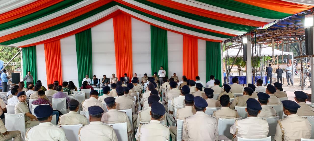 उपस्थित  दंडाधिकारी और पुलिस पदाधिकारी