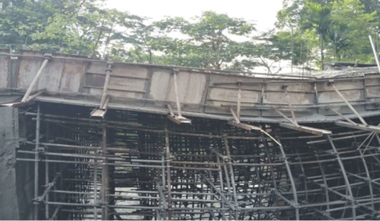 निर्माणाधीन पुल ढहा