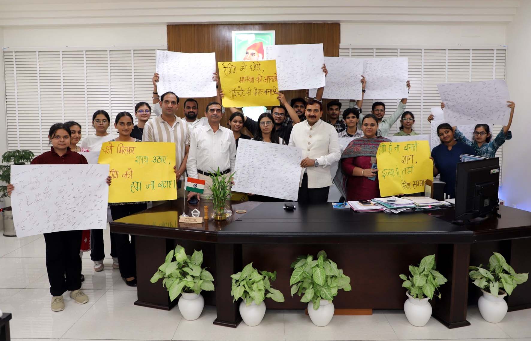 ‘नो रैगिंग’ हस्ताक्षर अभियान की शुरुआत करते कुलपति प्रो. नरसी राम बिश्नोई।