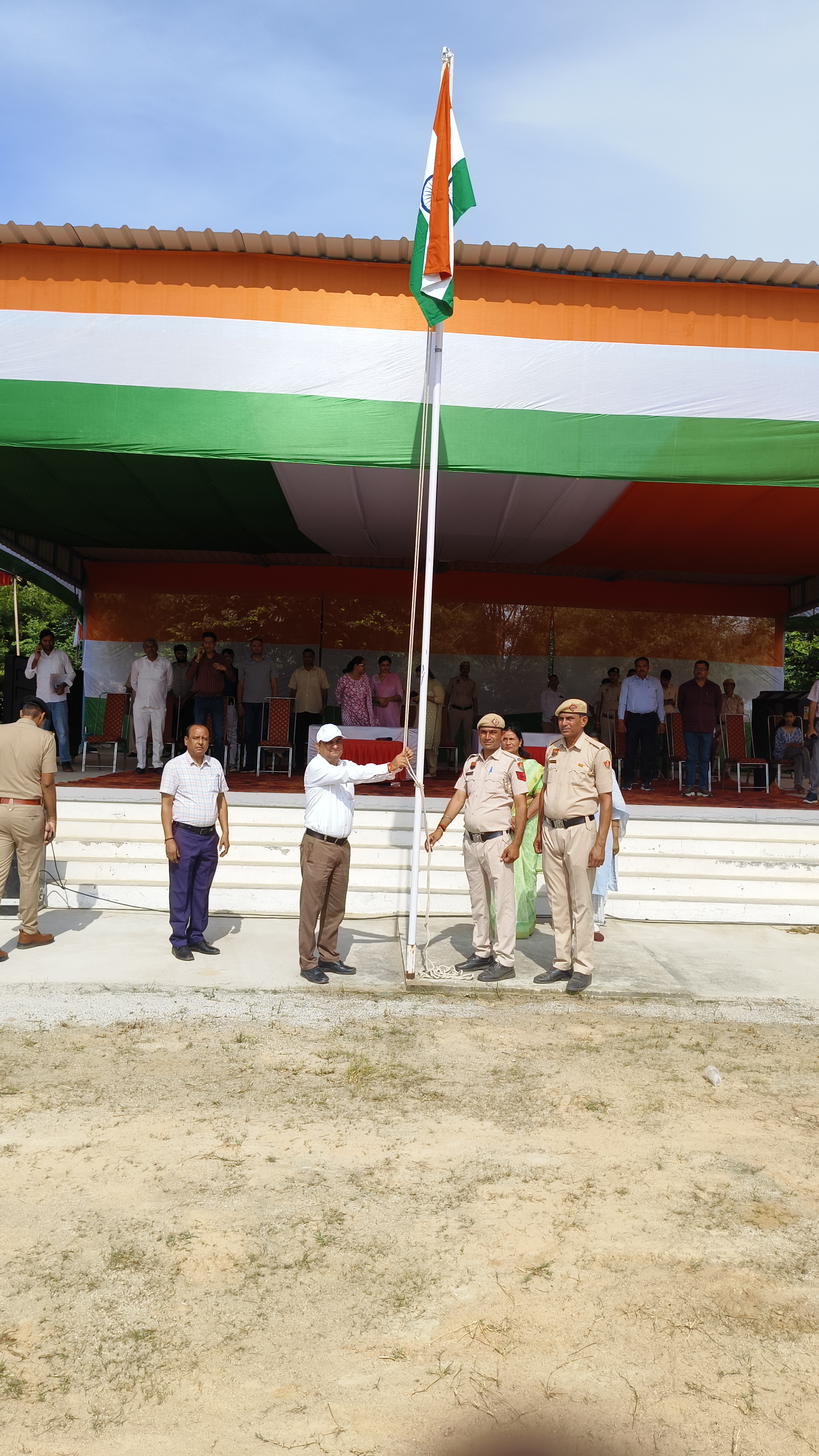 ध्वजारोहण करते एसडीएम उदय सिंह।