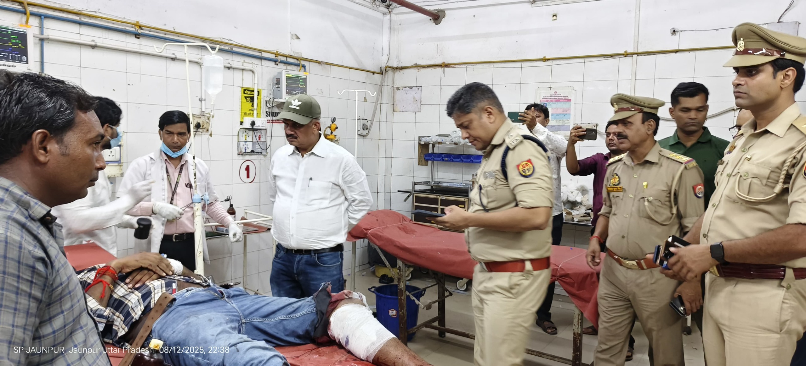 जिला अस्पताल में घायलों से हाल पूछते हुए जिलाधिकारी और पुलिस अधीक्षक