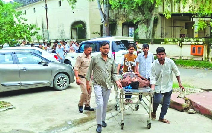 घायलों को अस्पताल ले जाते हुए