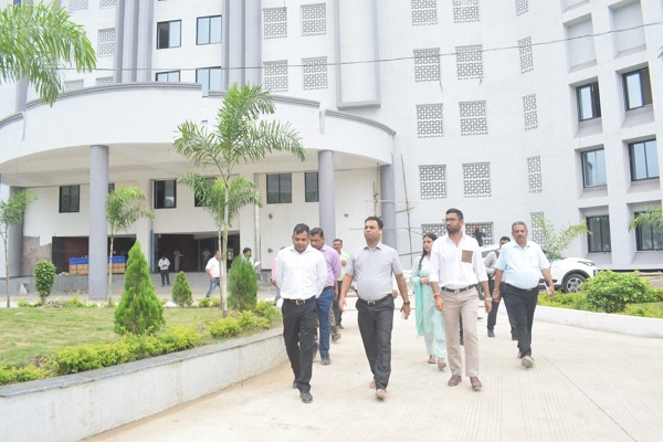 नगरीय प्रशासन आयुक्त पहुंचे निर्माणाधीन निगम मुख्यालय भवन का निरीक्षण करने