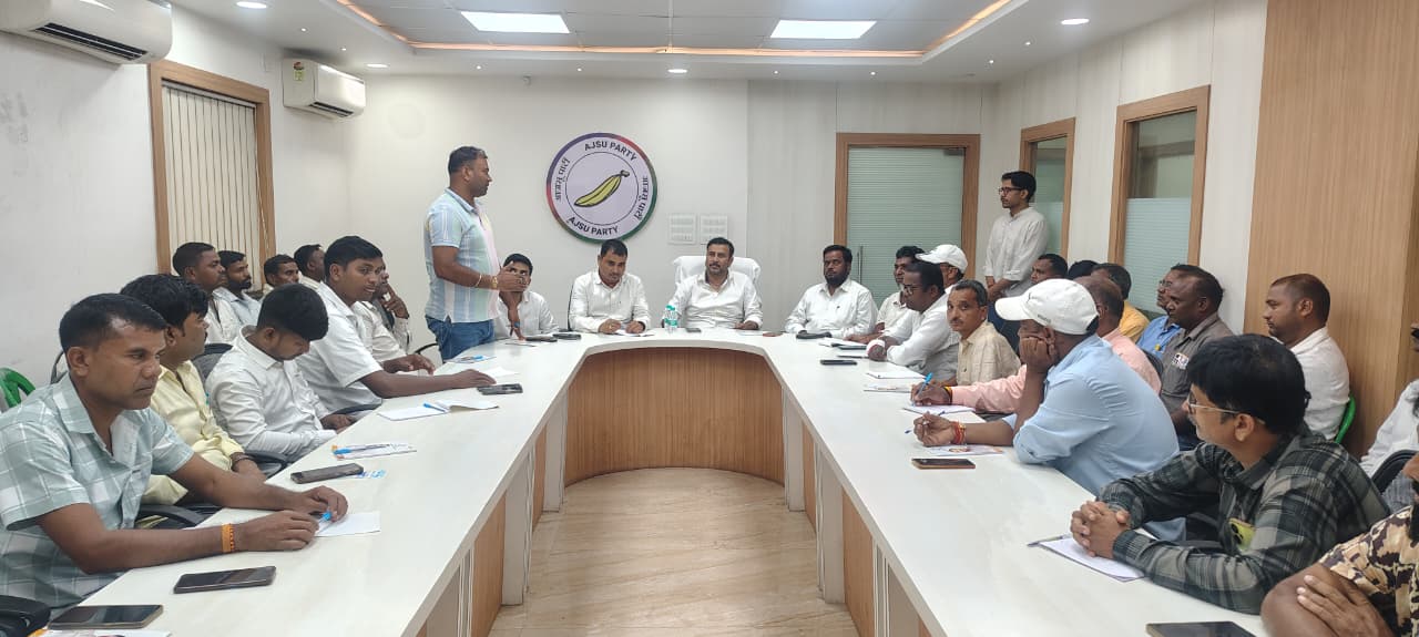 आजसू की बैठक में मौजूद सुदेश महतो सहित अन्य आजसू की बैठक में मौजूद सुदेश महतो सहित अन्य
