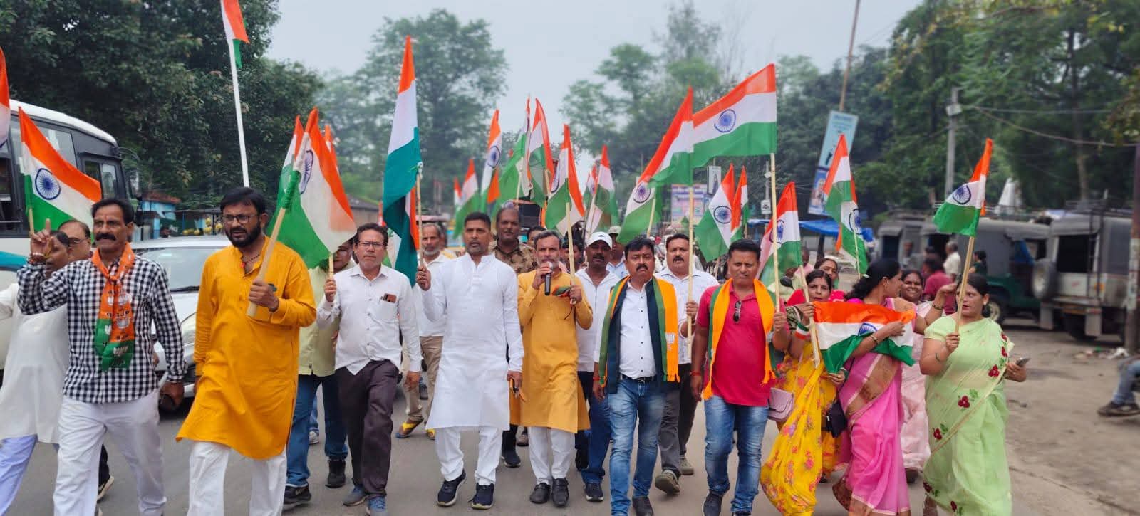 तिरंगा यात्रा में शामिल लोग