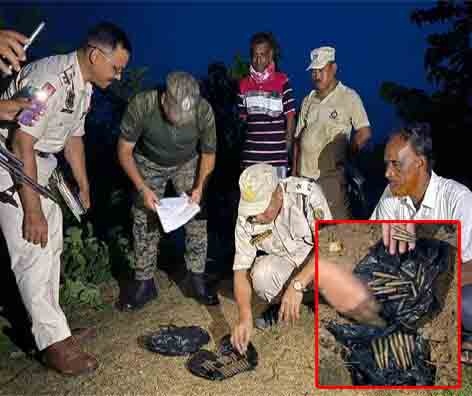असम: दक्षिण शालमारा-मानकाचर जिला के कलाबाड़ी से बरामद भारी मात्रा में गोला-बारूद का दृश्य