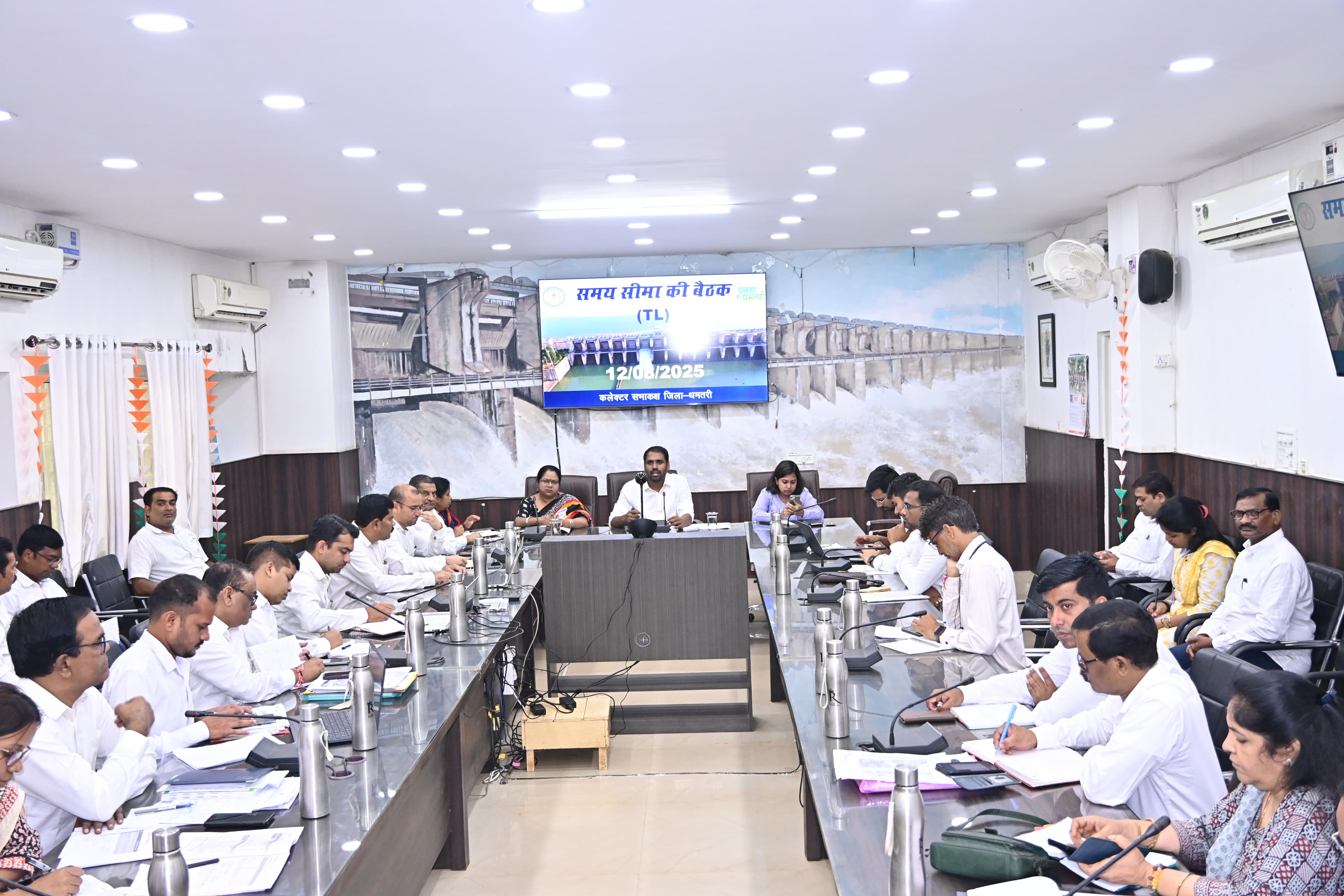 कलेक्ट्रेट में आयोजित बैठक में उपस्थित जिले के अधिकारी-कर्मचारी।