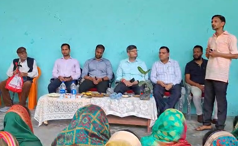 गोपेश्वर में पौधरोपण कार्यक्रम में डीएम संदीप तिवारी व अन्य।