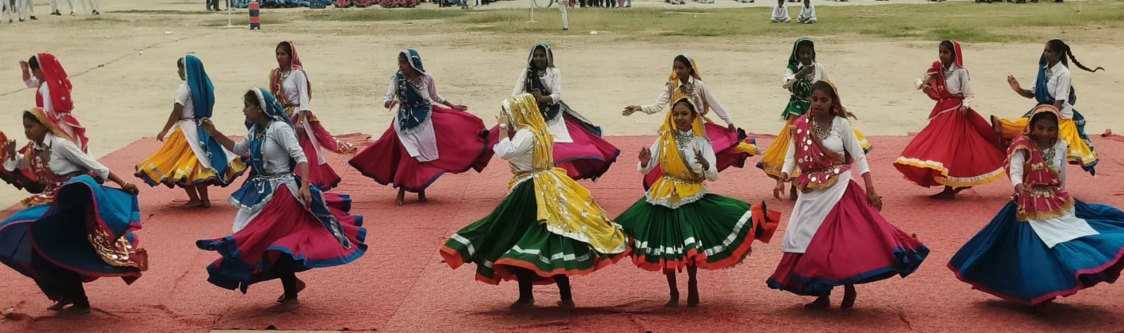 स्वतंत्रता दिवस समारोह की रिहर्सल में भाग लेती छात्राएं।