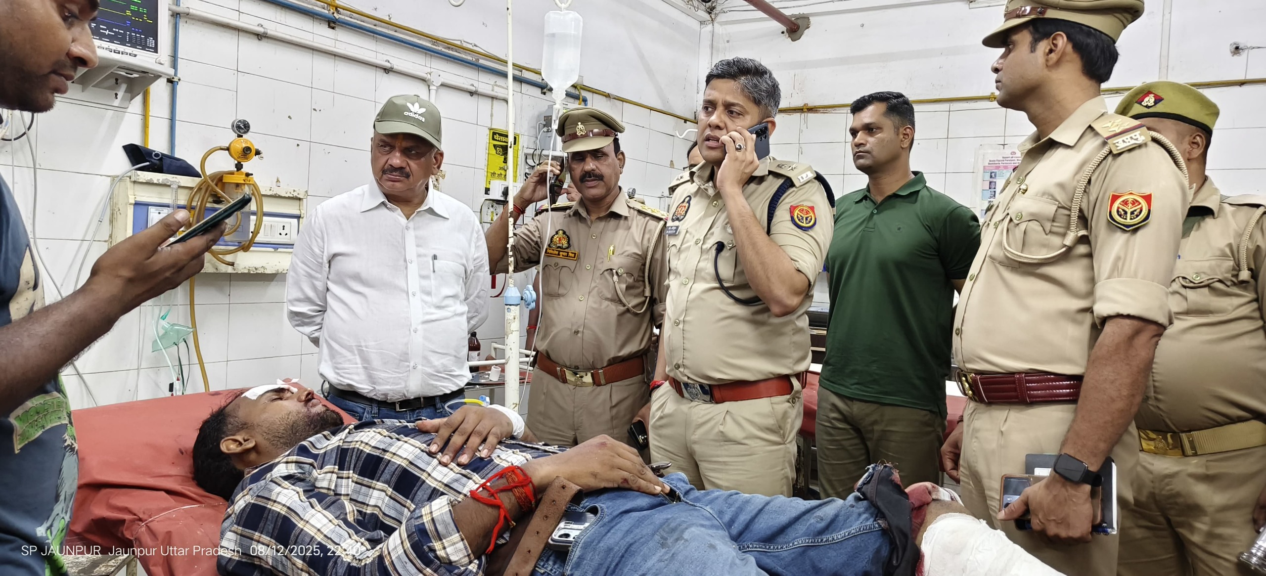 घायल यात्रियों का हाल जानते अफसर