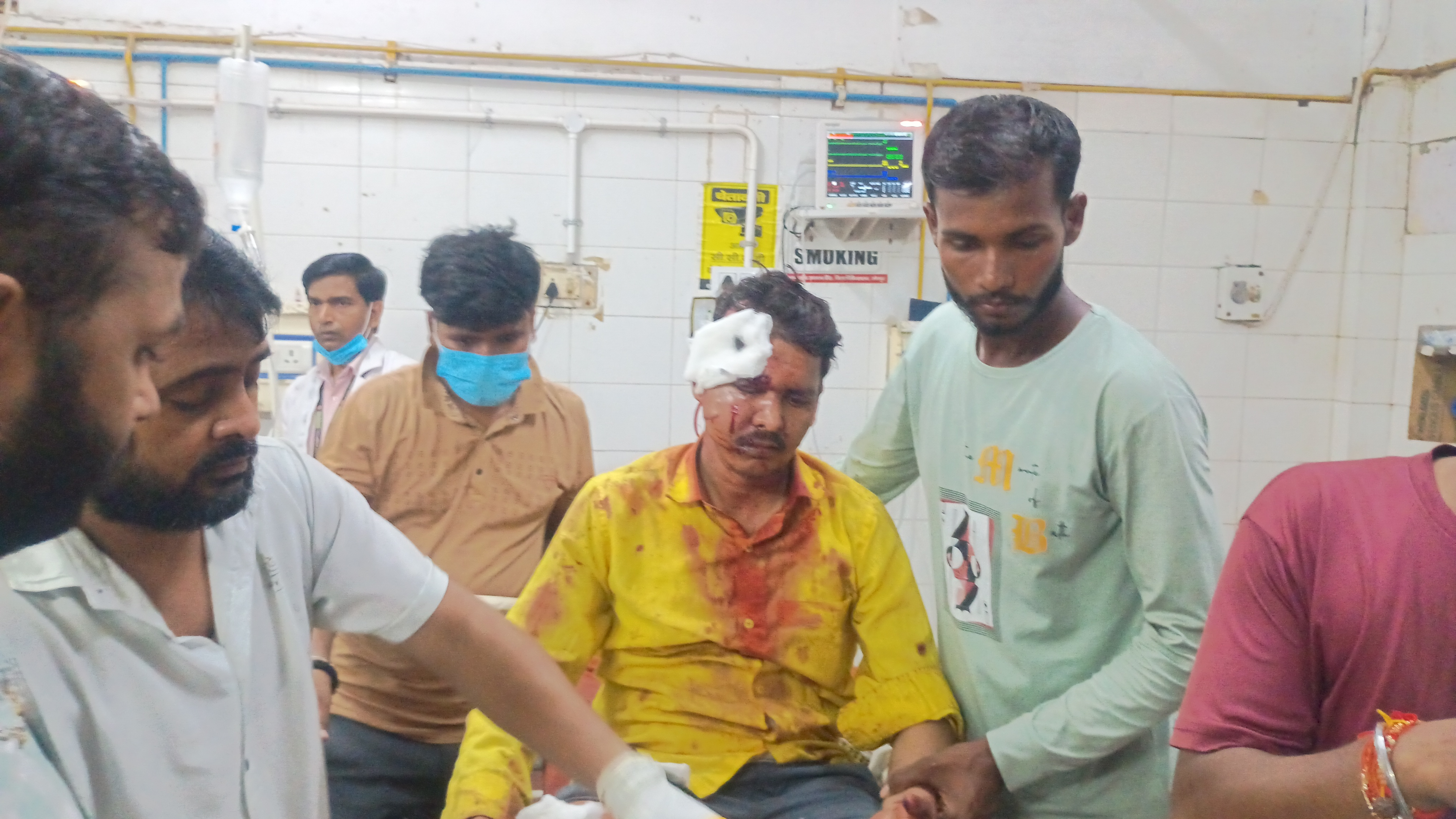 घायलों का जिला अस्पताल में उपचार करवाते हुए