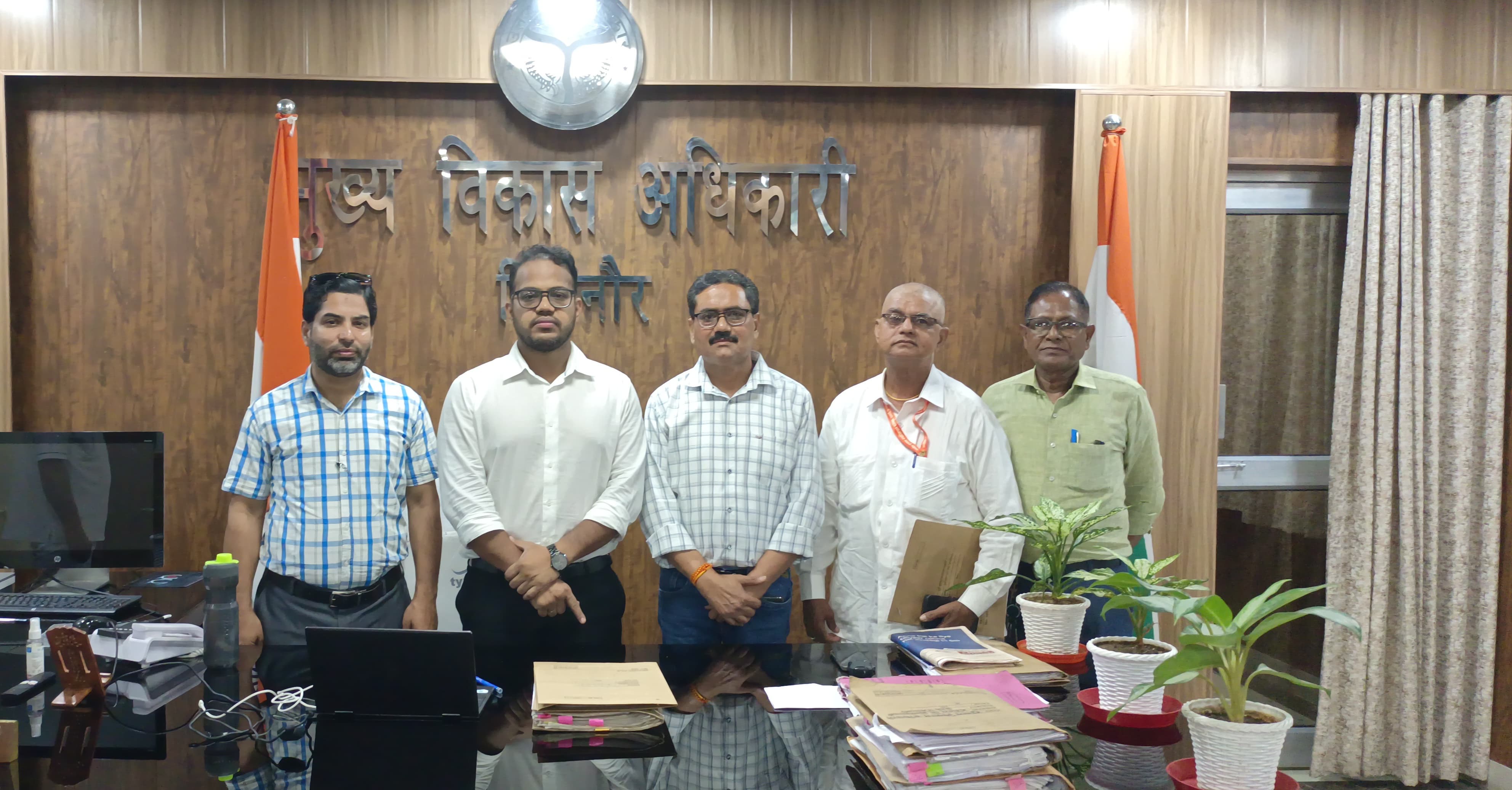 सीडीओ के साथ समिति के सदस्य