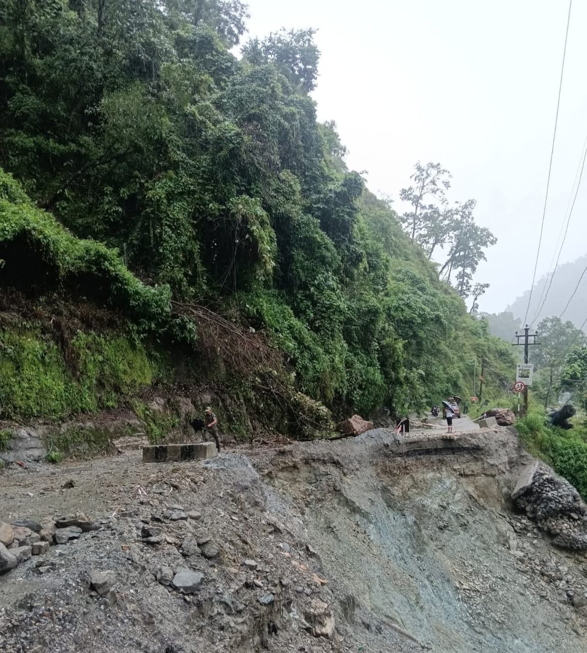 29 माइल पर राष्ट्रीय राजमार्ग तीस्ता नदी में समाया