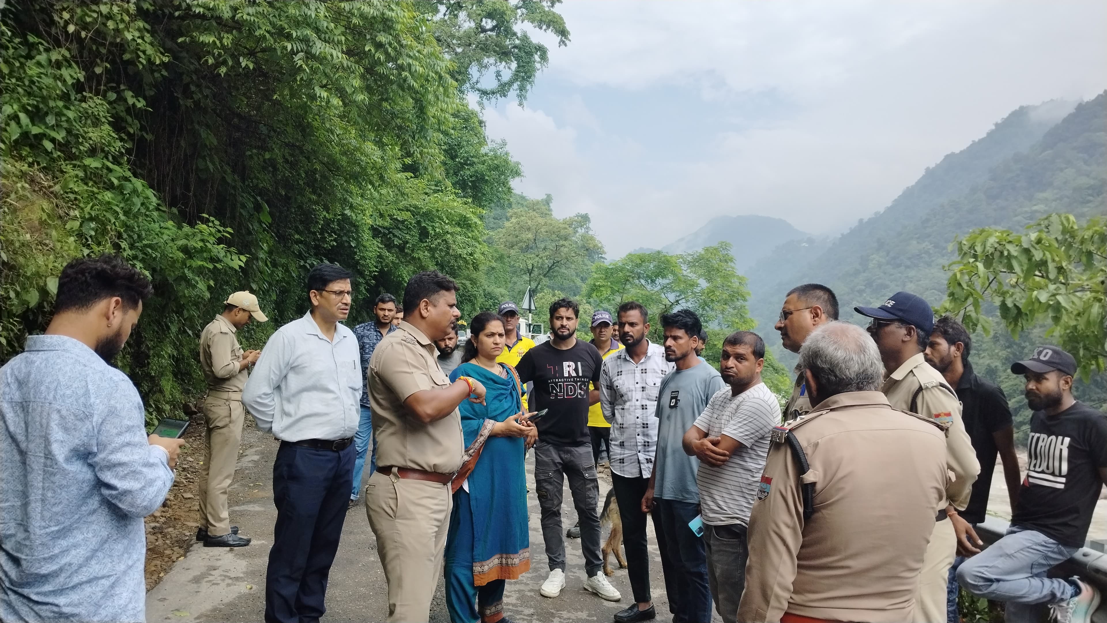 नीलकंठ में लापता लोगों की तलाश करती पुलिस