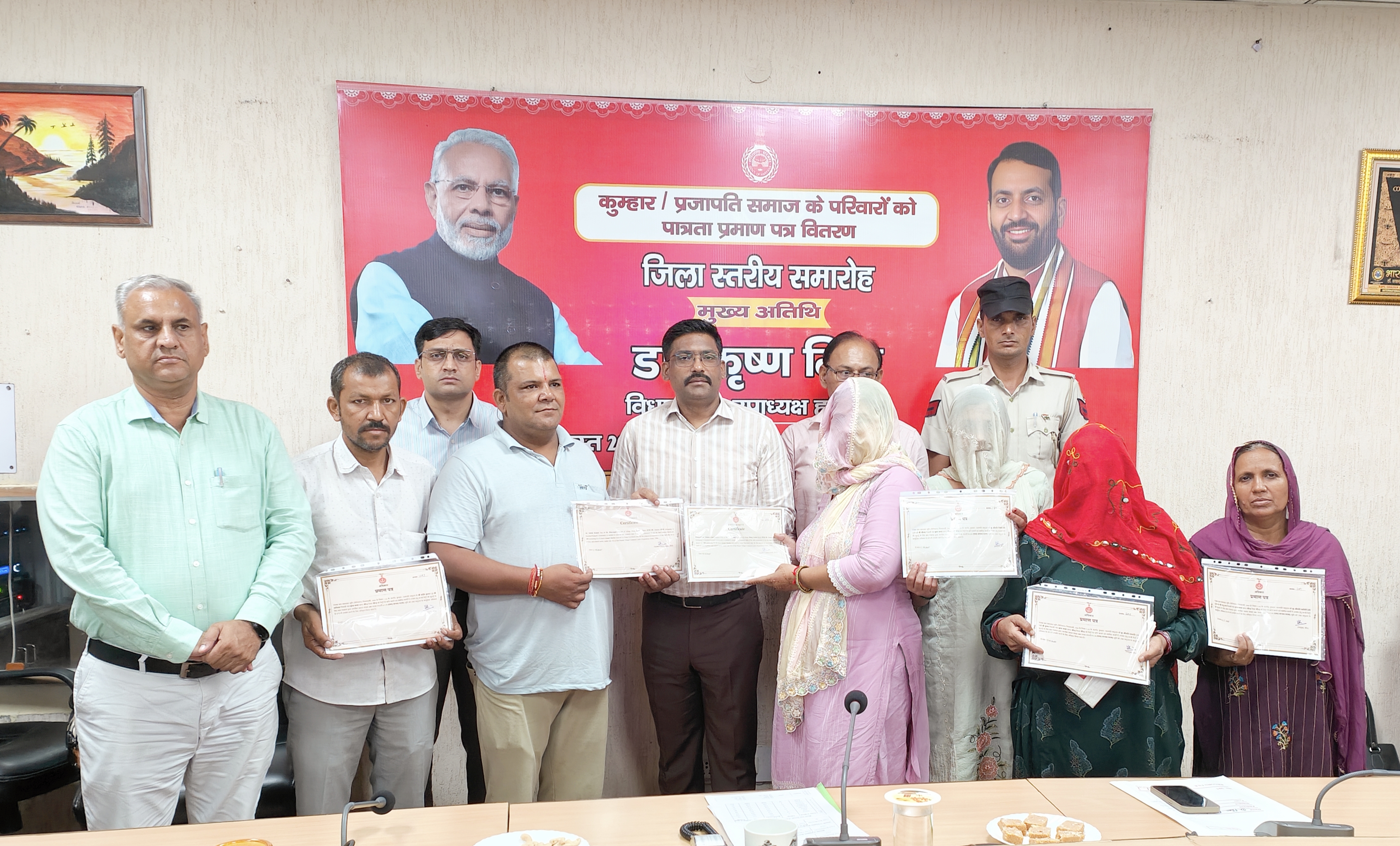 लाभार्थियों को प्रमाण पत्र वितरित करते हुए डीसी।