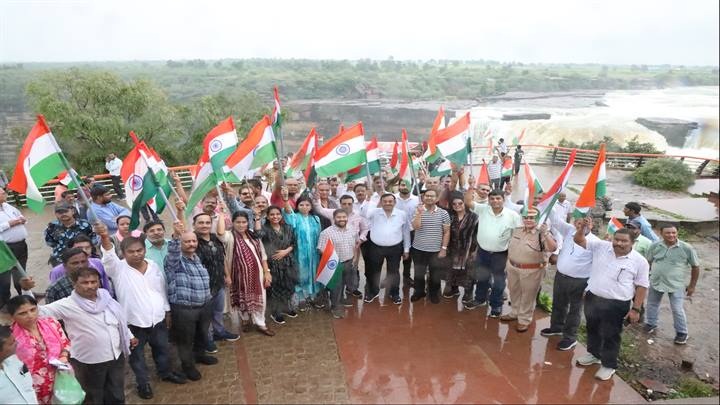 रीवा के पुरवा जलप्रपात में गूंजे देशभक्ति के नारे, निकाली गई भव्य तिरंगा कार रैली