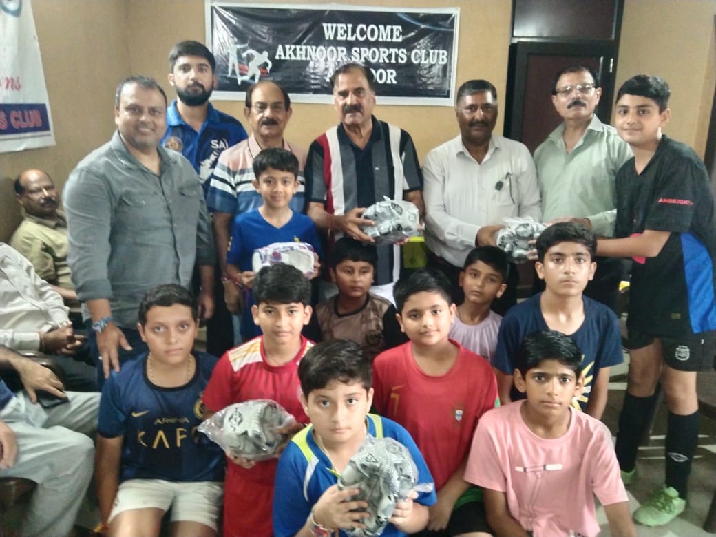 खिलाडियाें काे फुटवाल किट वितरित करने के माैके पर माैजूद अतिथिगण््