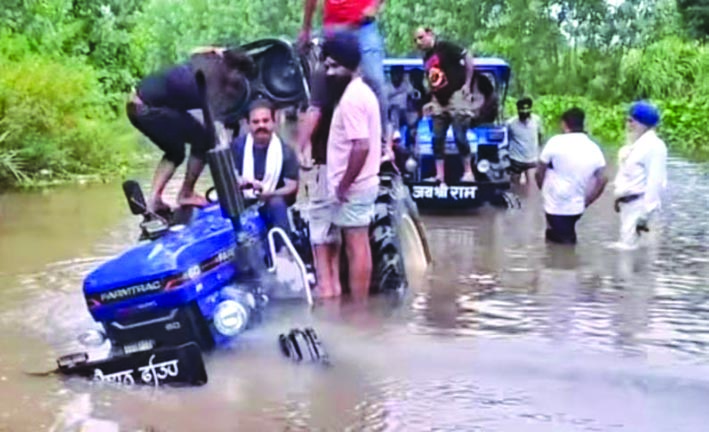 गड्ढ़े में गिरा ट्रैक्टर गड्ढ़े में गिरा ट्रैक्टर