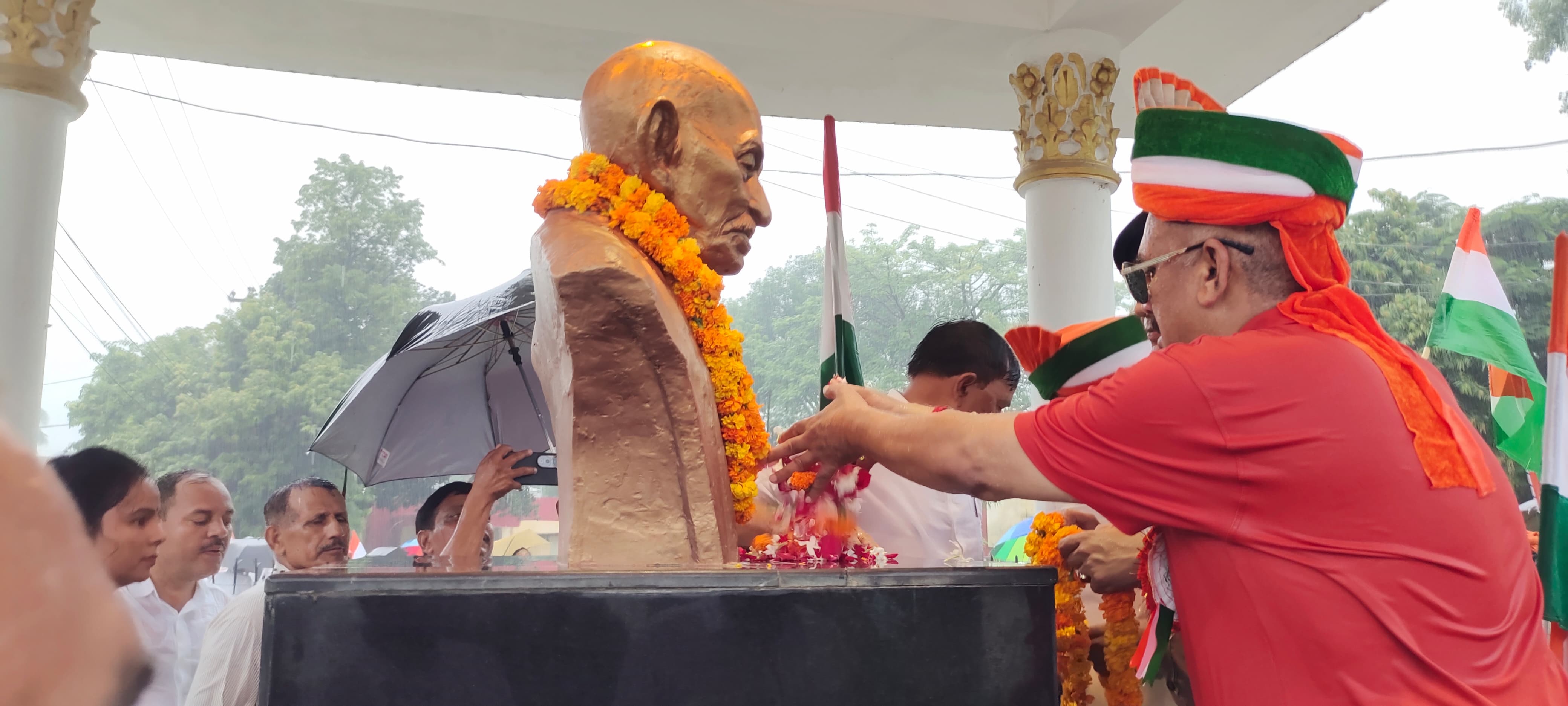 गांधी जी की प्रतिमा पर माल्यार्पण करते हुए जिलाधिकारी डॉ दिनेश चंद्र