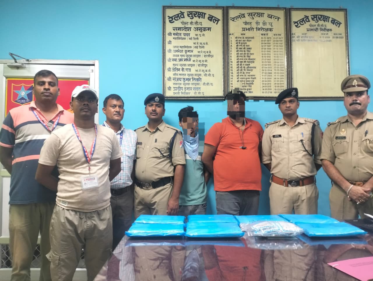 डीडीयू रेलवे स्टेशन से बरामद आभूषण और गिरफ्तार आरोपितों का छाया चित्र