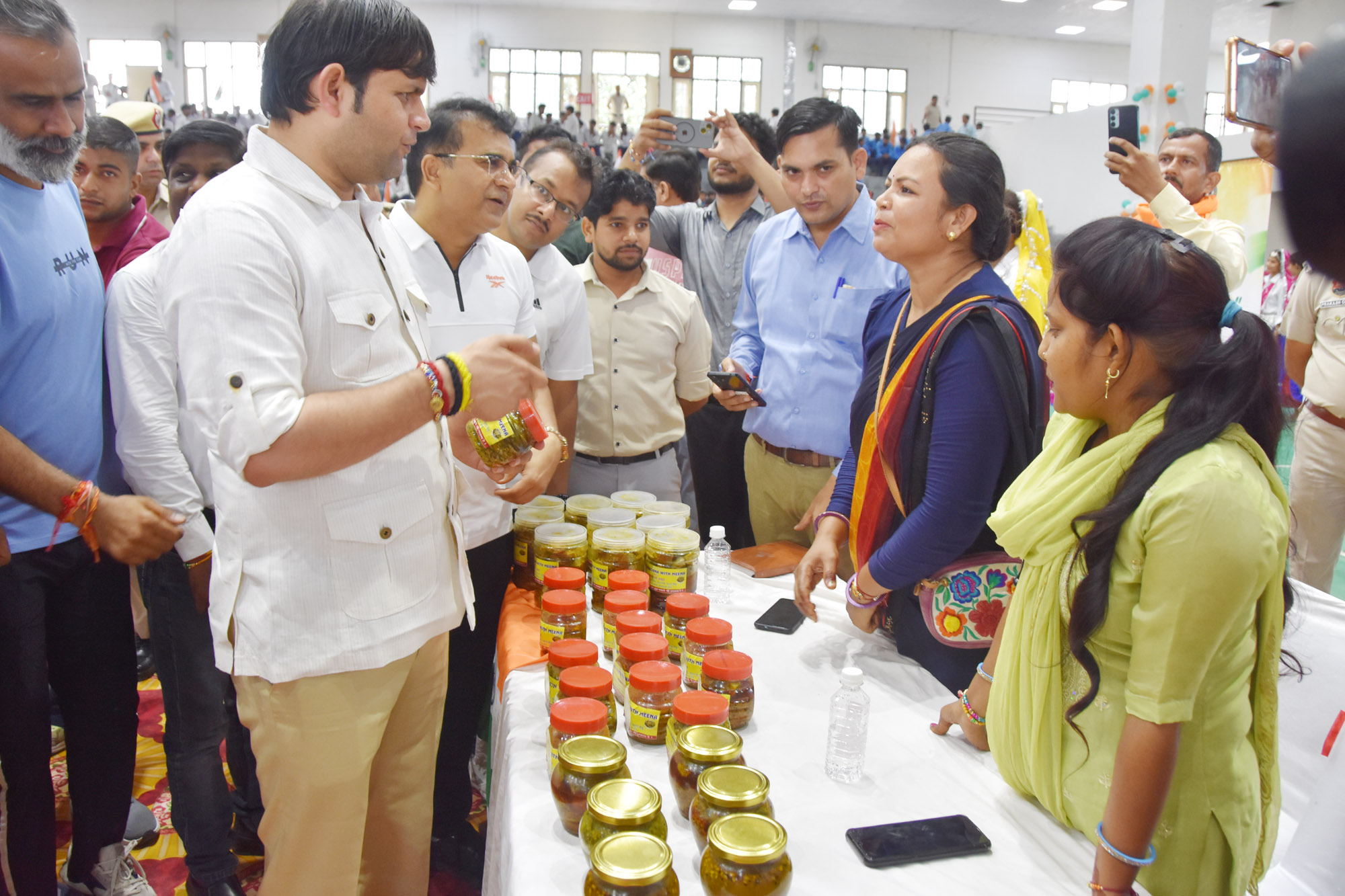 महिला स्वयं सहायता समूह की सदस्यों को आत्मनिर्भर भारत को सशक्त और मजबूती देने वाली बताते हुए की प्रशंसा