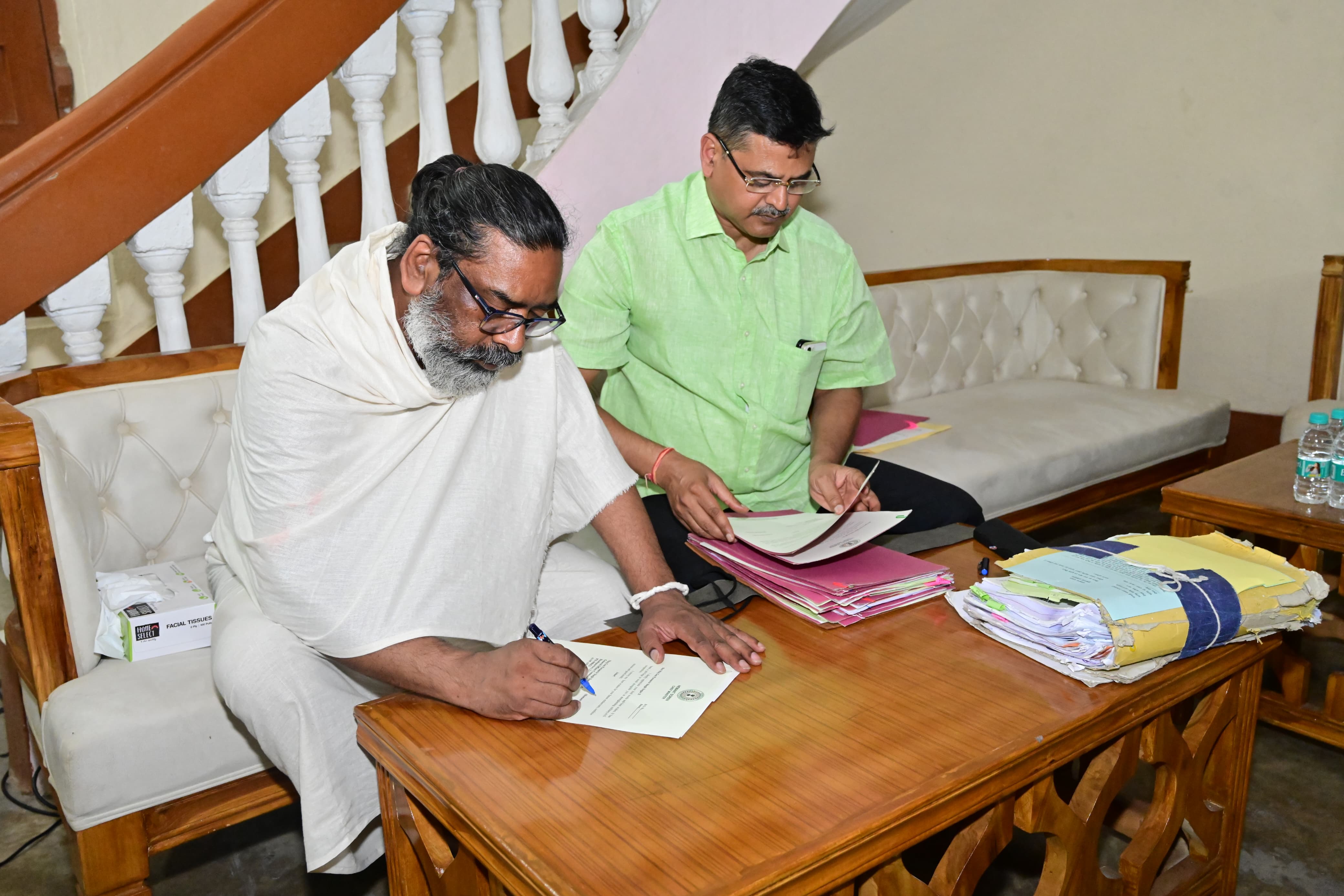 मुख्यमंत्री काम करते हुए