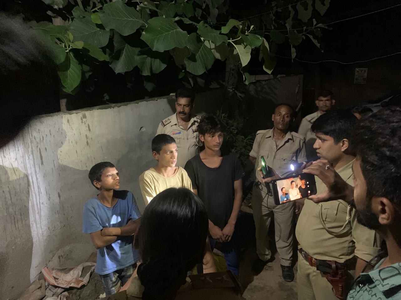 पकड़े चोरो से पूछताछ करती पुलिस