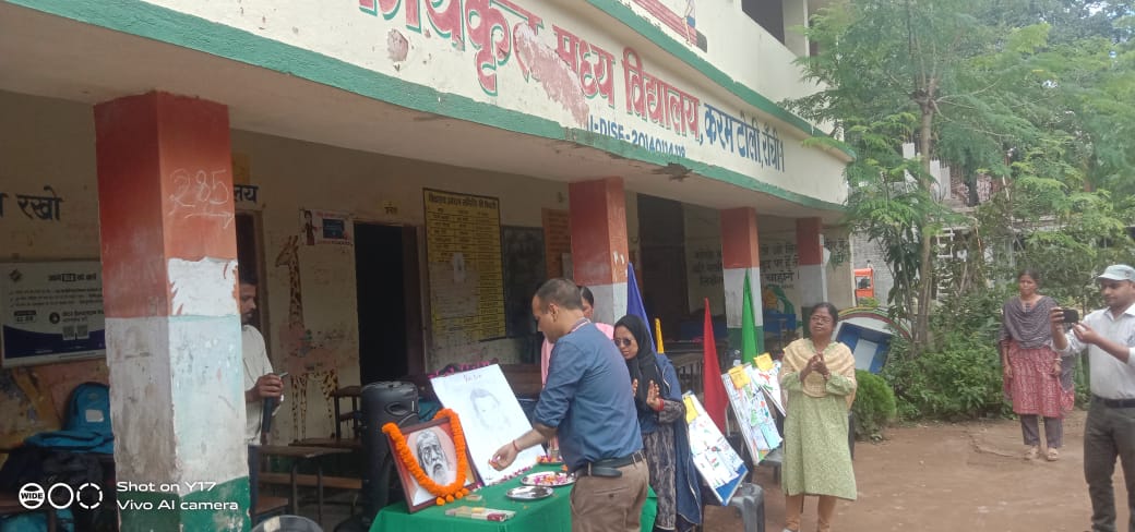 श्रद्धांजलि देते जिला शिक्षा अधीक्षक