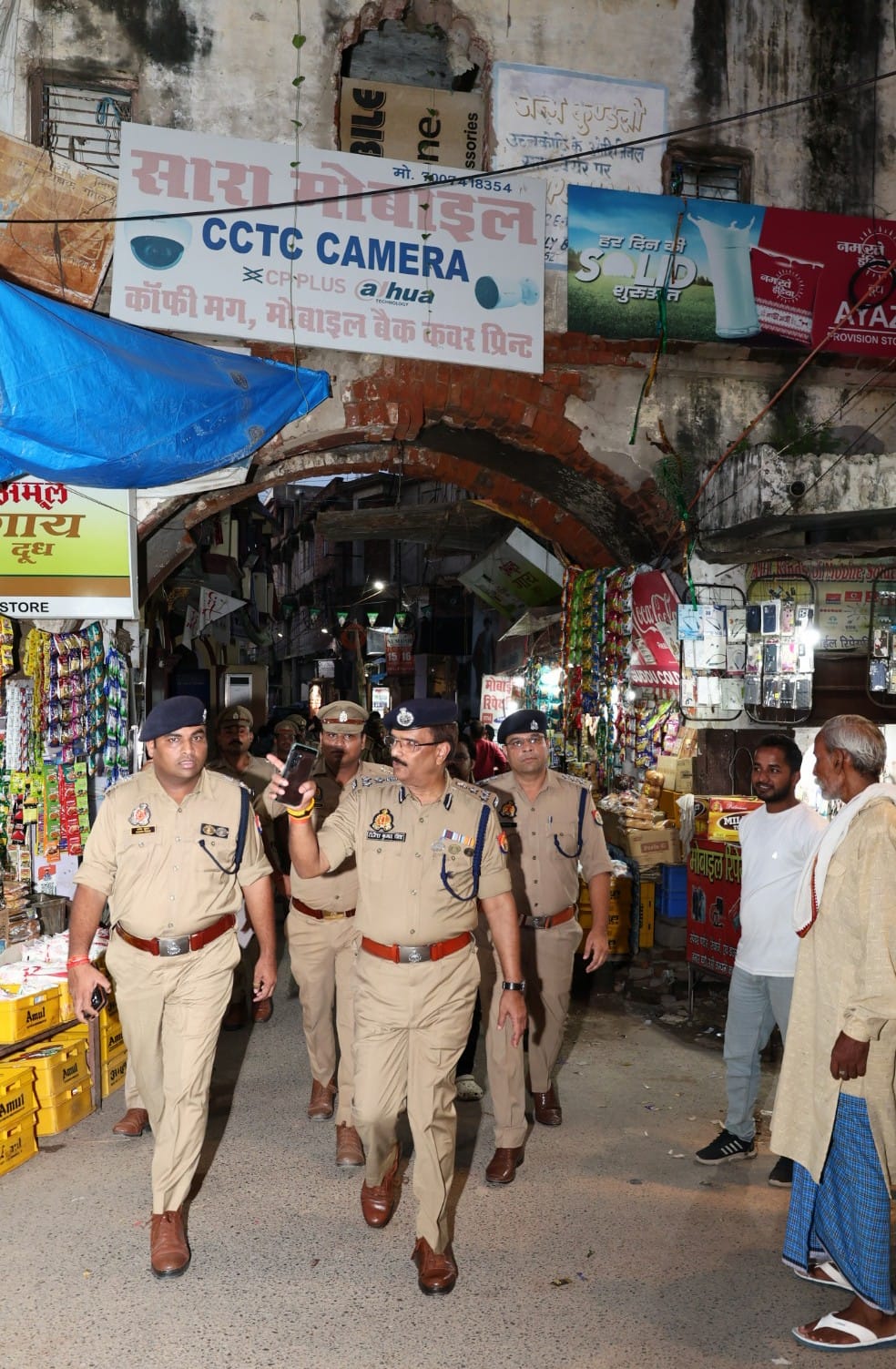 स्वतंत्रता दिवस की पूर्व संध्या ,काशी में फोर्स सड़क पर