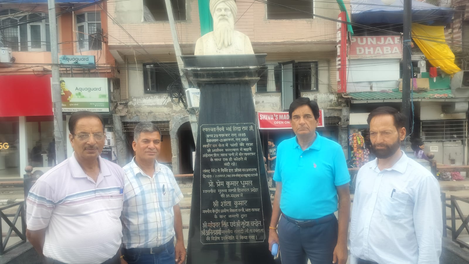 भाई हिरदा राम की प्रतिमा के पास परिषद के पदाधिकारी।