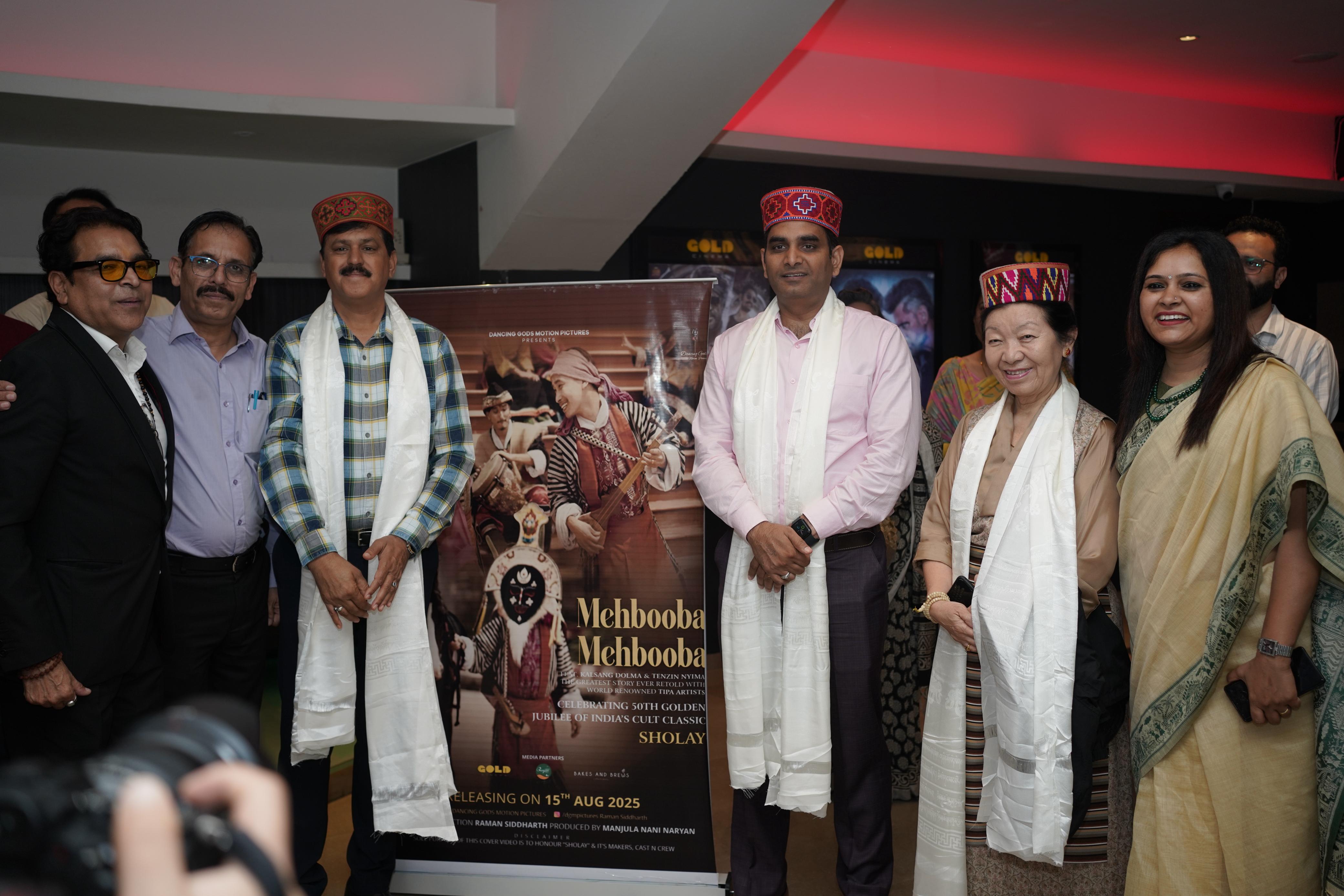गीत के लॉन्चिंग मौके पर उपायुक्त और तिब्बती संसद की उपाध्यक्ष सहित अन्य।