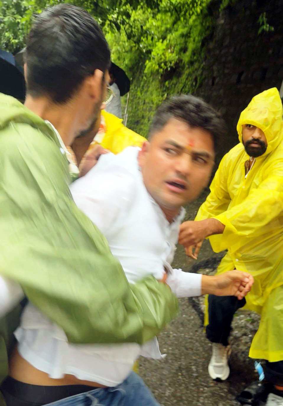 एक सदस्य पद को अपनी ओर खींचने का प्रयास।