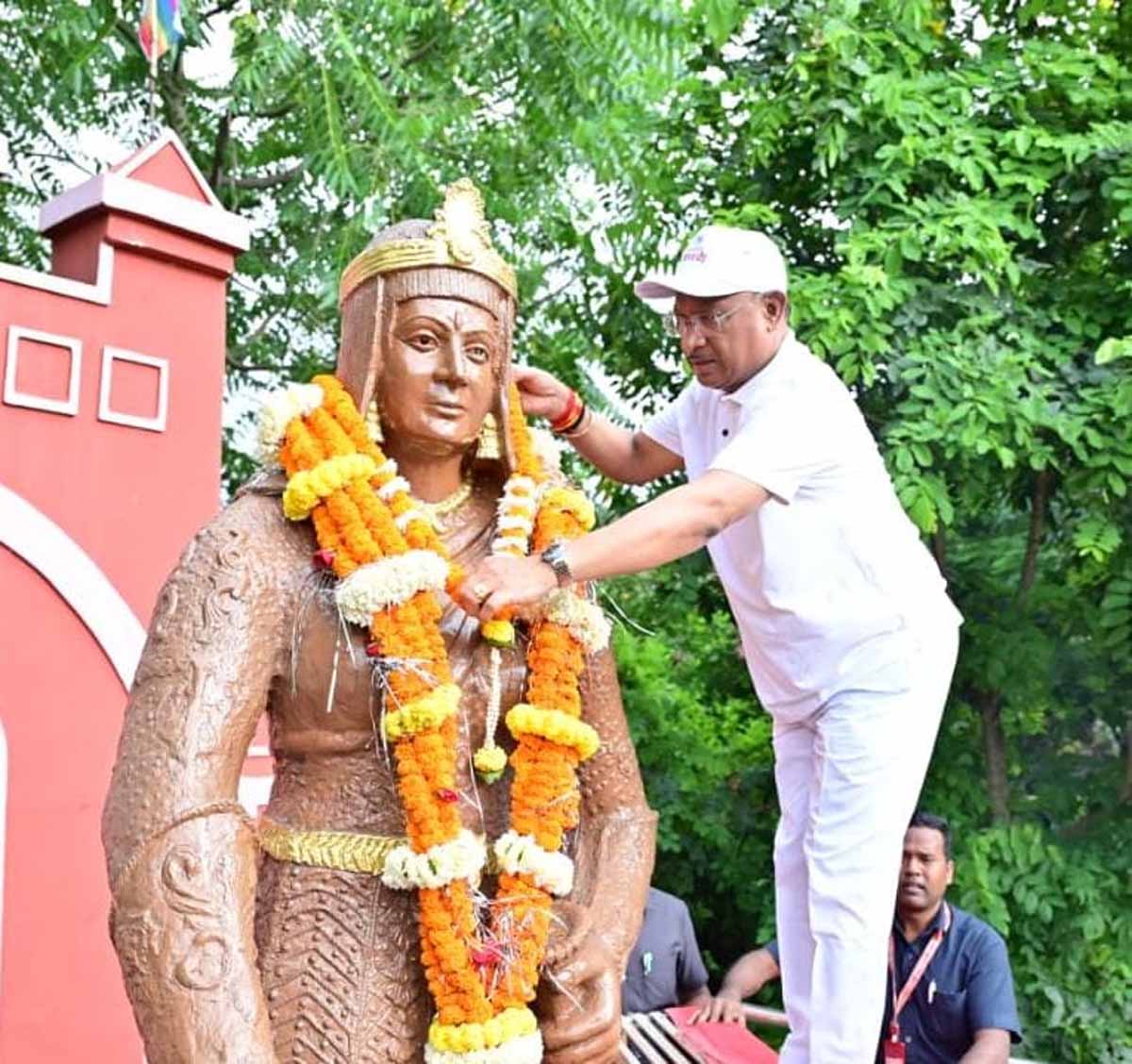 मुख्यमंत्री साय रानी दुर्गावती की प्रतिमा पर माल्यार्पण कर  नमन करते