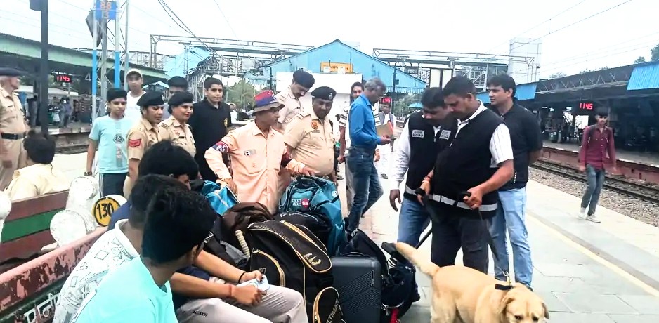 पानीपत रेलवे स्टेशन पर सुरक्षा के मद्देनजर सामान की तलाशी लेते रेलवे सुरक्षा बल।