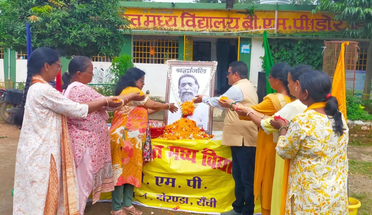 श्रद्धांजलि देते स्‍कूल के शिक्षक