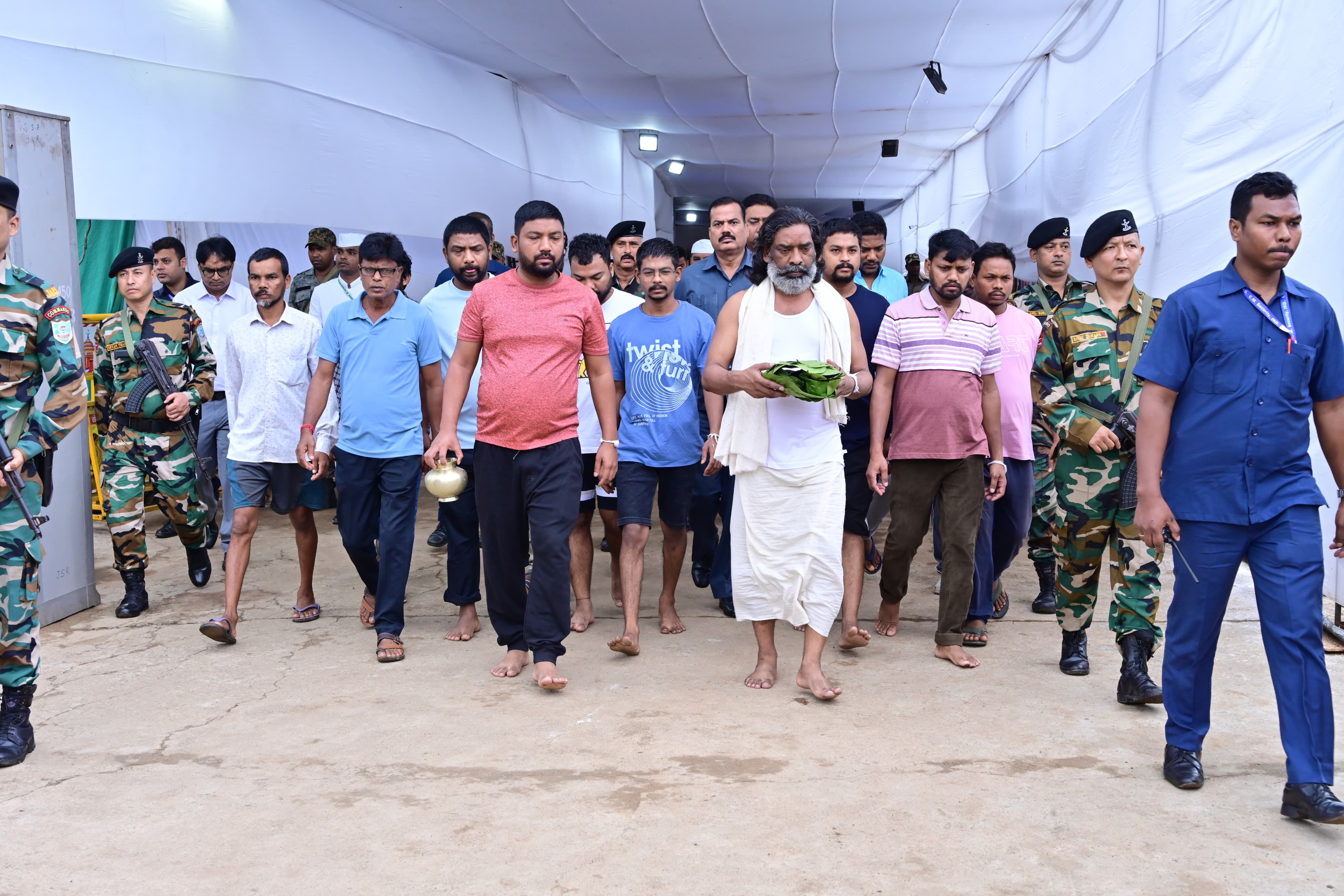 मुख्यमंत्री श्राद्ध कर्म करते हुए