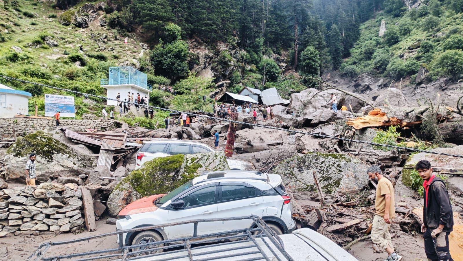 जम्मू-कश्मीर के किश्तवाड़ में भीषण बादल फटा, अब तक लगभग 40 लोगों की मौत, 120 बचाए गए, 38 की हालत गंभीर, 200 लापत