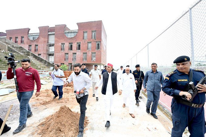 अखिलेश यादव ने गुरुवार को चक गंजरिया स्थित संस्कृति स्कूल का भ्रमण करते हुए