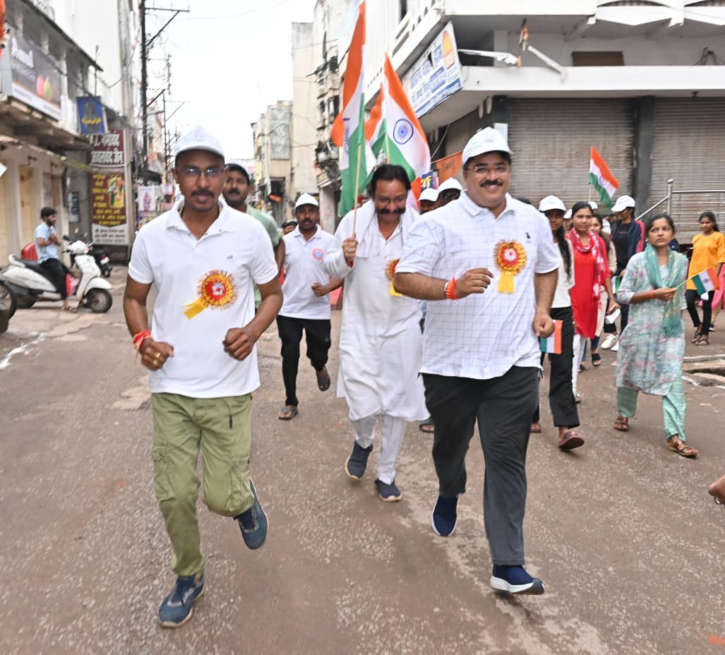दौड़ लगाते हुए जनप्रतिनिधि।