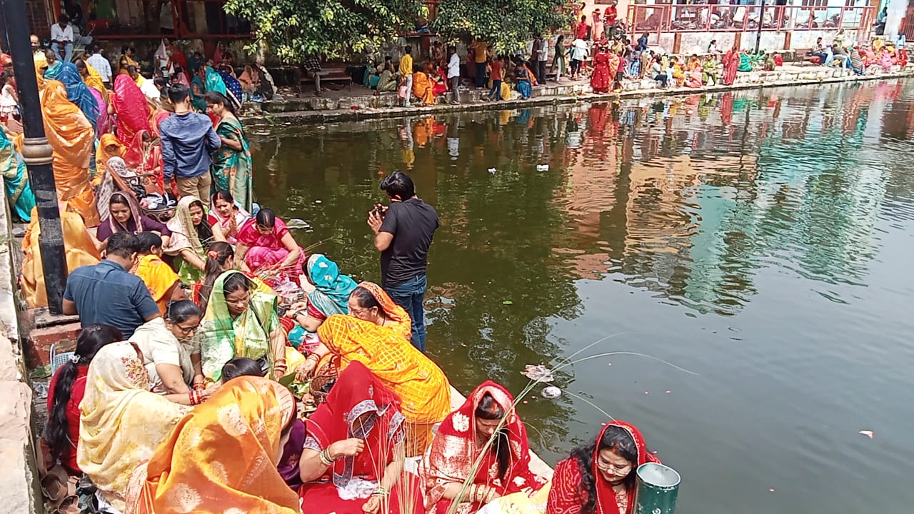 पूजा करती महिलाएं